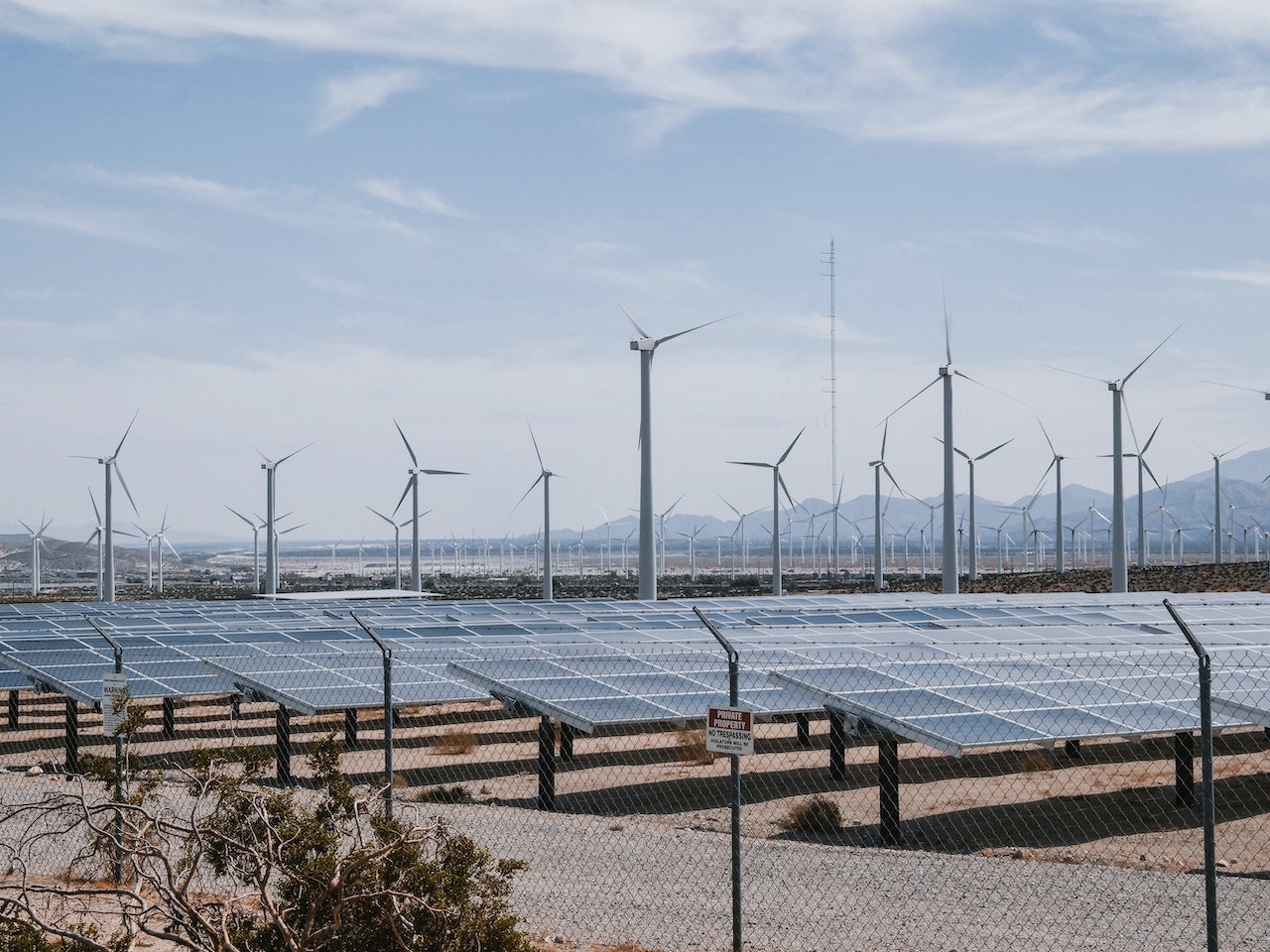 A clean power plant based on the sun and wind